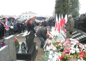 Delegacja WAM OR Lublin składa kwiaty przy Mogile – Pomniku Zamordowanych na Zamku Lubelskim w latach 1944 – 1954 na cmentarzu przy ul. Unickiej 