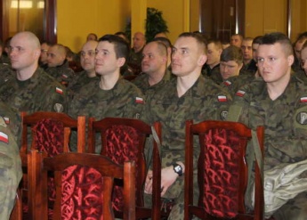 Spotkanie z przedstawicielami Oddziału Regionalnego Agencji Mienia Wojskowego w Warszawie z żołnierzami 9 Brygady Wsparcia Dowodzenia Dowództwa Generalnego RSZ w Białobrzegach w dniu 23.03.2016r. - zdjęcie 4 