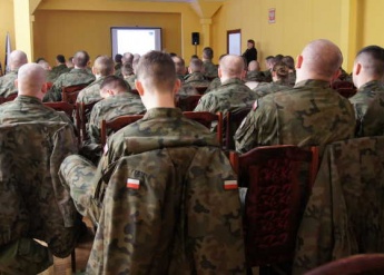 Spotkanie z przedstawicielami Oddziału Regionalnego Agencji Mienia Wojskowego w Warszawie z żołnierzami 9 Brygady Wsparcia Dowodzenia Dowództwa Generalnego RSZ w Białobrzegach w dniu 23.03.2016r. - zdjęcie 6 