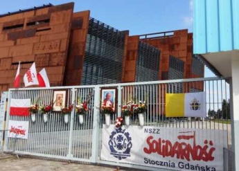 Przedstawiciele Oddziału Regionalnego AMW w Gdyni na obchodach 36 rocznicy Porozumień Sierpniowych. - zdjęcie 1 