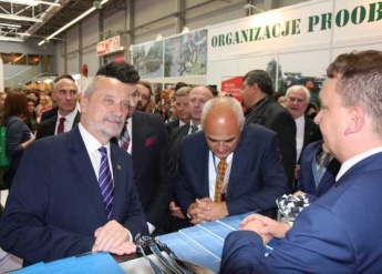 Minister obrony narodowej na stoisku AMW podczas MSPO 2016 - zdjęcie 1 