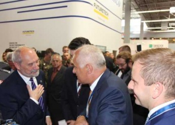 Minister obrony narodowej na stoisku AMW podczas MSPO 2016 - zdjęcie 3 
