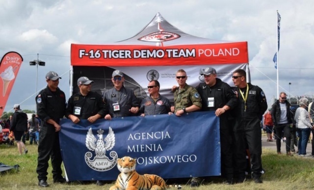 Agencja_Mienia_Wojskowego_objela_oficjalnym_patronatem_F-16_Tiger_Demo_Team._Na_zdjeciu_podczas_Air_Tattoo_2016._fot._Zbigniew_Prokopczyk.jpg 