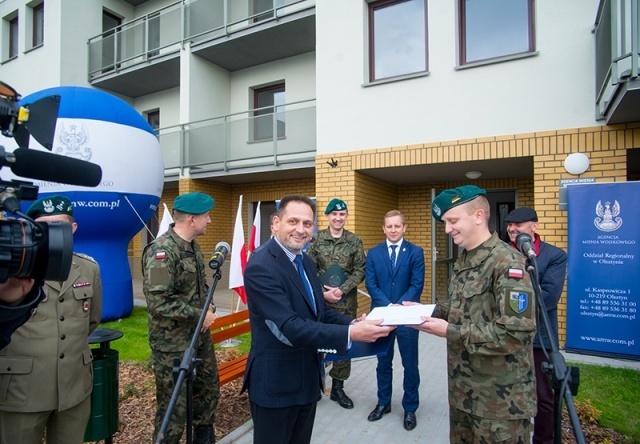 Uroczyste_oddanie_do_uzytku_zolnierzom_i_ich_rodzinom_nowo_wybudowanego_budynku_mieszkalnego_w_Gizycku._fot._OR_AMW_w_Olsztynie.jpg 