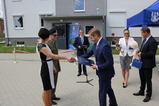 Uroczyste_oddanie_do_uzytku_zolnierzom_i_ich_rodzinom_nowo_wybudowanego_budynku_mieszkalnego_w_Lesznie._fot._OR_AMW_w_Poznaniu.jpg 