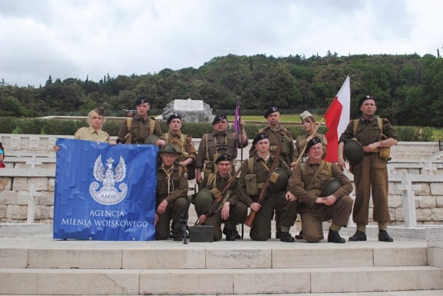 GR Borujsko z bannerem AMW na Monte Cassino 