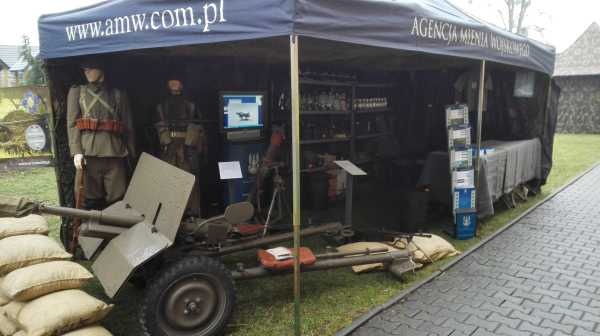 AMW na obchodach 75 rocznicy pierwszego zrzutu 