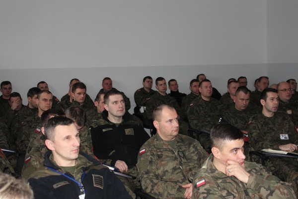 Spotkanie z przedstawicielami Oddziału Regionalnego w Warszawie Agencji Mienia Wojskowego z żołnierzami Mazowieckiego Oddziału Żandarmerii Wojskowej w dniu 09.02.2016 r. - zdjęcie 1 