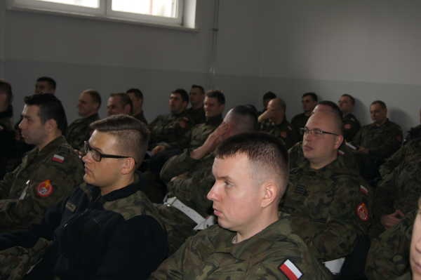 Spotkanie z przedstawicielami Oddziału Regionalnego w Warszawie Agencji Mienia Wojskowego z żołnierzami Mazowieckiego Oddziału Żandarmerii Wojskowej w dniu 09.02.2016 r. - zdjęcie 3 