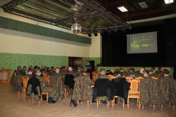 Pracownicy AMW na spotkaniu z żołnierzami w Żaganiu - zdjęcie 3 