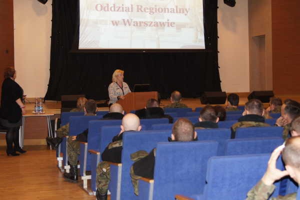 Spotkania z przedstawicielami Oddziału Regionalnego Agencji Mienia Wojskowego w Warszawie z żołnierzami I Bazy Lotnictwa Transportowego w dniu 16.03.2016 oraz I Warszawskiej Brygady Pancernej w dniu 18.03.2016r. - zdjęcie 3 