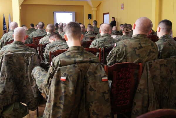 Spotkanie z przedstawicielami Oddziału Regionalnego Agencji Mienia Wojskowego w Warszawie z żołnierzami 9 Brygady Wsparcia Dowodzenia Dowództwa Generalnego RSZ w Białobrzegach w dniu 23.03.2016r. - zdjęcie 6 