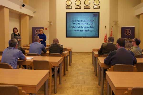 Spotkania przedstawicieli Oddziału Regionalnego w Warszawie Agencji Mienia Wojskowego z żołnierzami w Sztabie Generalnym 21.04.2016 r. - zdjęcie 1 