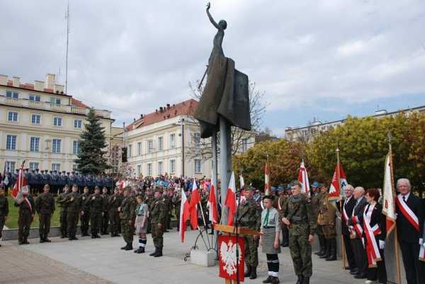 Przedstawiciele AMW na obchodach Dnia Flagi  RP oraz Święta Konstytucji 3 Maja - zdjęcie 1 