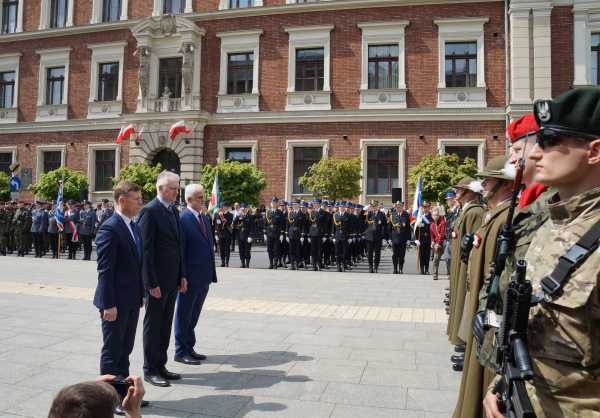 Przedstawiciele AMW na obchodach Dnia Flagi  RP oraz Święta Konstytucji 3 Maja - zdjęcie 2 