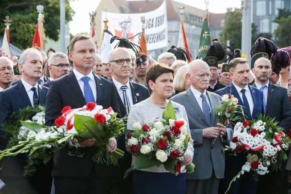 Przedstawiciele Oddziału Regionalnego AMW w Gdyni na obchodach 36 rocznicy Porozumień Sierpniowych. - zdjęcie 5 
