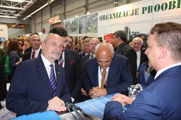 Minister obrony narodowej na stoisku AMW podczas MSPO 2016 - zdjęcie 1 