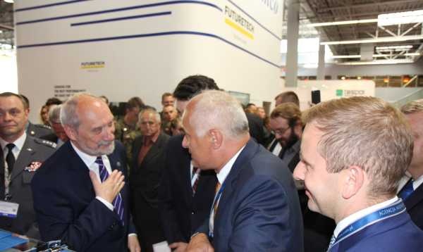 Minister obrony narodowej na stoisku AMW podczas MSPO 2016 - zdjęcie 3 