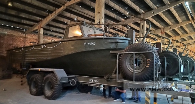 Kuter holowniczy KH-200 na przyczepie PKH-200 