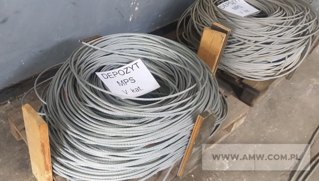 Zestaw przeładunkowy do żurawia - pakiet zawierający 5 poz. asort., w tym: lina fi 10 mm ocynkowana ZS 1770WS 6x31+NF – 634 kg, lina stalowa ocynkowana fi 10 mm - 2000 m, trawers specjalny 0-6,3 t - 2 szt., zawiesie czterocięgnowe A-3,2/1,6-3 oczkowe - 2 szt., zawiesie linowe 2-cięgnowe+3,2, L=3,15 - 4 szt. 
