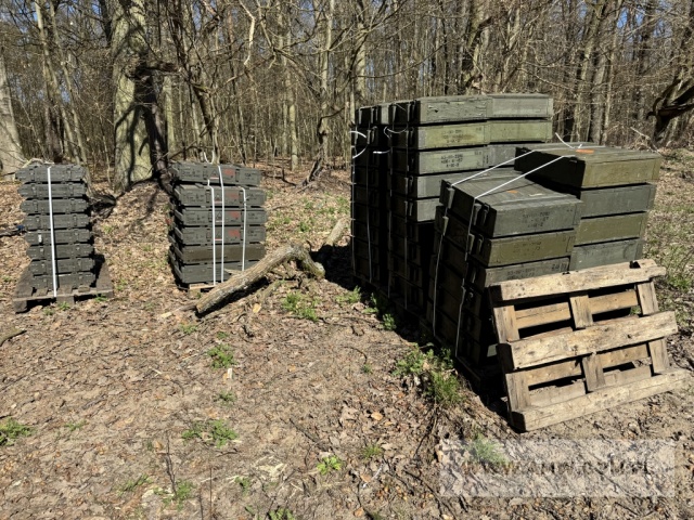 Skrzynie drewniane (łącznie 3 824 szt.) - pakiet zawierający 7 poz. asort., w tym: do nabojów ćwiczebnych 120x570 1 200x220x260 mm - 440 szt., do granatów ręcznych 490x410x190 mm - 696 szt., do nabojów moździerzowych 98 985x230 mm - 350 szt., do nabojów moździerzowych 120 965x385x250 mm - 550 szt., do nabojów 57 S-60 640x590x210 mm - 194 szt., do amunicji strzeleckiej - 800 szt., do nabojów PG-7 880x450x265 mm - 794 szt. 