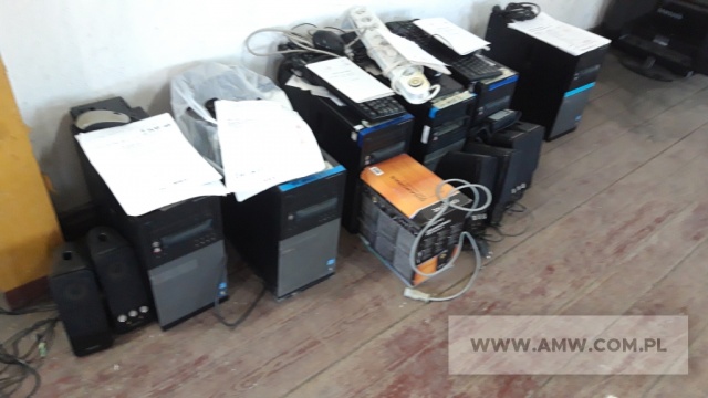 Sprzęt elektroniczny - pakiet zawierający 367 poz. asort. (wg oddzielnego wykazu), w tym m.in.: kamery komputerowe, komputery (bez dysków twardych), monitory, zasilacze UPS, drukarki itp. 
