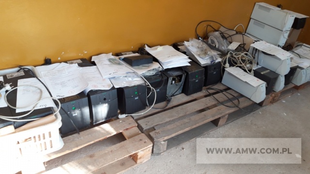 Sprzęt elektroniczny - pakiet zawierający 367 poz. asort. (wg oddzielnego wykazu), w tym m.in.: kamery komputerowe, komputery (bez dysków twardych), monitory, zasilacze UPS, drukarki itp. 