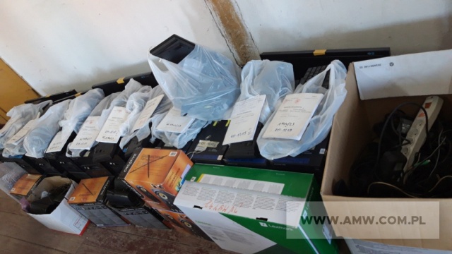 Sprzęt elektroniczny - pakiet zawierający 367 poz. asort. (wg oddzielnego wykazu), w tym m.in.: kamery komputerowe, komputery (bez dysków twardych), monitory, zasilacze UPS, drukarki itp. 