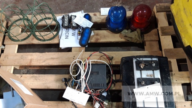Sprzęt służby samochodowej - pakiet zawierający 6 poz. asort., w tym: głośnik Elfir 100 W/H - 1 szt., lampa błyskowa LBS-5 - 2 szt., lampa ostrzegawcza mega led Elfir - 4 szt., skrzynia rozdzielcza 301.027.007 - 1 szt., wiertarka udarowa Ferm FPD-13/500 - 3 szt., wzmacniacz samochodowy Zura 1120 - 1 szt. 