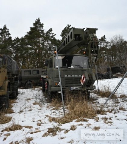 Żuraw R-101 na samochodzie marki JELCZ-325 