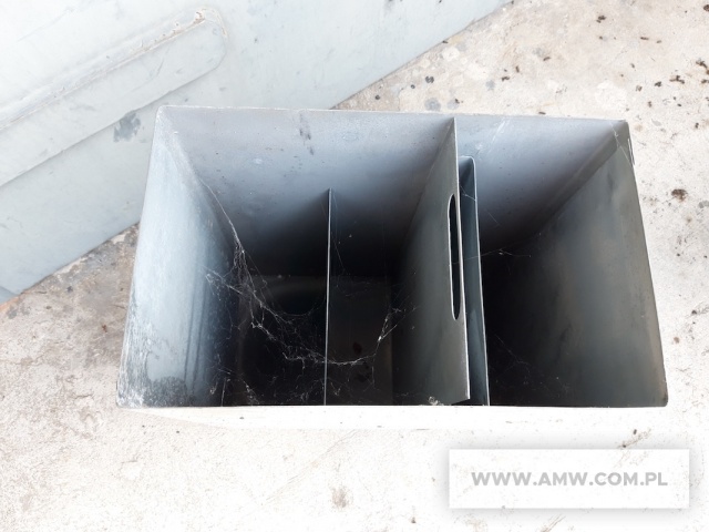 Zasobniki metalowe i wkłady do zasobnika metalowego (179 szt.) - pakiet zawierający 2 poz. asort., w tym: zasobnik metalowy JA-30 RWMS-00 390x330 - 110 szt.. wkład do zasobnika metalowego                                           JA-30 360x290x180 - 69 szt. 