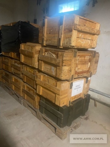 Skrzynie drewniane (74 szt.) - pakiet zawierający 3 poz. asort., w tym: skrzynie drewniane na maski                    BSS-MO 1000x560x420 mm - 42 szt.. skrzynie drewniane na odzież OP-1/M 1070x595x395 mm - 9 szt.. skrzynie drewniane specjalne na maski MP-4740x520x350 mm- 23 szt. 