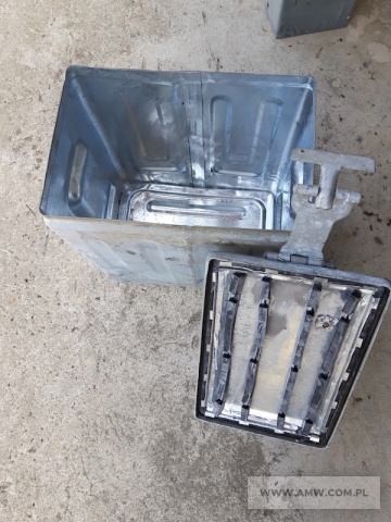 Zasobniki metalowe i wkłady do zasobnika metalowego (179 szt.) - pakiet zawierający 2 poz. asort., w tym: zasobnik metalowy JA-30 RWMS-00 390x330 - 110 szt.. wkład do zasobnika metalowego                                           JA-30 360x290x180 - 69 szt. 