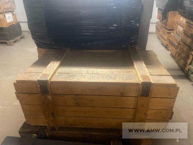 Skrzynie drewniane (74 szt.) - pakiet zawierający 3 poz. asort., w tym: skrzynie drewniane na maski                    BSS-MO 1000x560x420 mm - 42 szt.. skrzynie drewniane na odzież OP-1/M 1070x595x395 mm - 9 szt.. skrzynie drewniane specjalne na maski MP-4740x520x350 mm- 23 szt. 