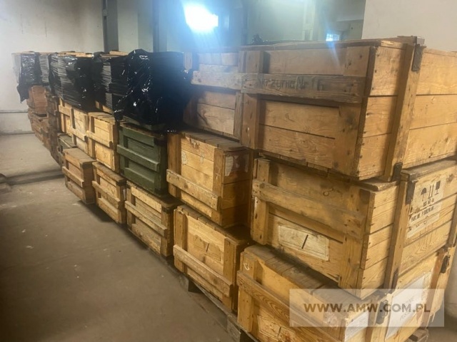 Skrzynie drewniane (74 szt.) - pakiet zawierający 3 poz. asort., w tym: skrzynie drewniane na maski                    BSS-MO 1000x560x420 mm - 42 szt.. skrzynie drewniane na odzież OP-1/M 1070x595x395 mm - 9 szt.. skrzynie drewniane specjalne na maski MP-4740x520x350 mm- 23 szt. 