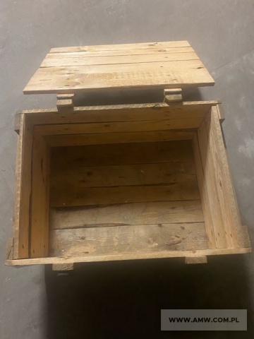 Skrzynie drewniane (74 szt.) - pakiet zawierający 3 poz. asort., w tym: skrzynie drewniane na maski                    BSS-MO 1000x560x420 mm - 42 szt.. skrzynie drewniane na odzież OP-1/M 1070x595x395 mm - 9 szt.. skrzynie drewniane specjalne na maski MP-4740x520x350 mm- 23 szt. 