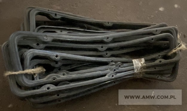 Części zamienne do samochodu UAZ - pakiet zawierający 108 poz. asort. (wg oddzielnego wykazu), w tym m.in.: strzemię resoru przedniego 469-2902408 - 33 szt.. tłok nominalny FI 92 mm ze sworzniem i pierścieniami zabezpieczającymi WK-53-1004014-A - 23 szt.. uszczelki różne - 591 szt.. wał napędowy 69-2203010-A4 - 13 szt.. zestaw panewek różnych - 45 kpl. itp. 