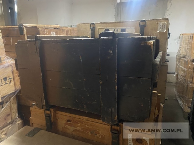Skrzynie drewniane (24 szt.) - pakiet zawierający 3 poz. asort., w tym: skrzynie drewniane na maski                     MP-5750x580x330 mm - 18 szt.. skrzynie drewniane na odzież OP-1/M 1070x595x395 mm - 3 szt.. skrzynie drewniane na maski MP- 4740x520x350 mm - 3 szt. 