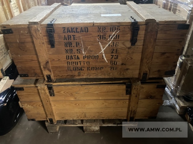 Skrzynie drewniane (24 szt.) - pakiet zawierający 3 poz. asort., w tym: skrzynie drewniane na maski                     MP-5750x580x330 mm - 18 szt.. skrzynie drewniane na odzież OP-1/M 1070x595x395 mm - 3 szt.. skrzynie drewniane na maski MP- 4740x520x350 mm - 3 szt. 