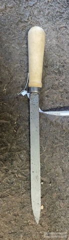Narzędzia i materiały warsztatowe - pakiet zawierający 39 poz. asort. (wg oddzielnego wykazu), w tym m.in.: papier ścierny NSHA - 6 szt.. przebijak blacharski okrągły - 10 szt.. wybijak specjalny 440-690-000 - 6 szt.. wycinak do otworów okrągłych - 31 szt. itp. 