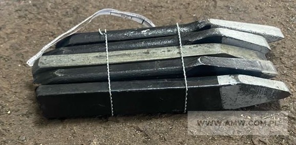 Narzędzia i materiały warsztatowe - pakiet zawierający 39 poz. asort. (wg oddzielnego wykazu), w tym m.in.: papier ścierny NSHA - 6 szt.. przebijak blacharski okrągły - 10 szt.. wybijak specjalny 440-690-000 - 6 szt.. wycinak do otworów okrągłych - 31 szt. itp. 