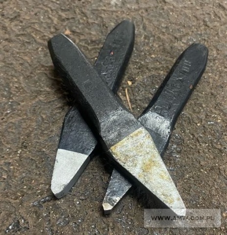 Narzędzia i materiały warsztatowe - pakiet zawierający 39 poz. asort. (wg oddzielnego wykazu), w tym m.in.: papier ścierny NSHA - 6 szt.. przebijak blacharski okrągły - 10 szt.. wybijak specjalny 440-690-000 - 6 szt.. wycinak do otworów okrągłych - 31 szt. itp. 