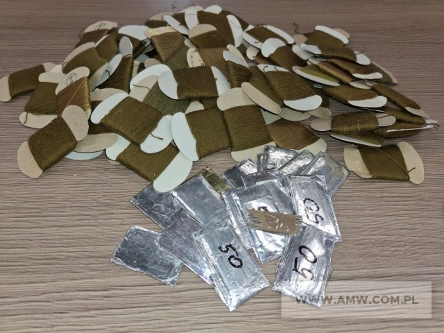 Igły i nici - pakiet zawierający 2 poz. asort., w tym: igła ręczna-8 35 mm - 950 szt.. nici kolor khaki                             (po 25 m na szpulce) - 1 200 szt. 