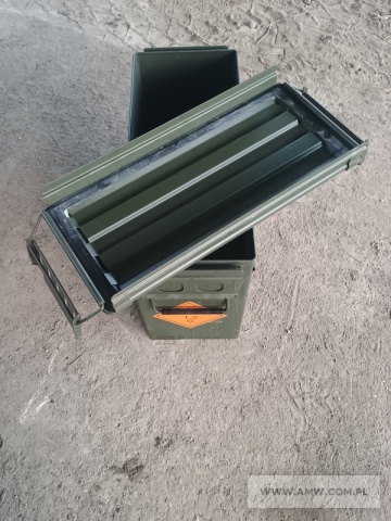 Skrzynie i pudełka metalowe (600 szt.) - pakiet zawierający 2 poz. asort., w tym: skrzynie metalowe M548 do 30x173 naboi ATKMK44 370x472 - 300 szt.. pudełka metalowe M2A1 na amunicję 307x185x155 mm - 300 szt. 