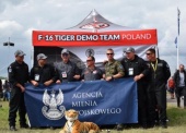Agencja_Mienia_Wojskowego_objela_oficjalnym_patronatem_F-16_Tiger_Demo_Team._Na_zdjeciu_podczas_Air_Tattoo_2016._fot._Zbigniew_Prokopczyk.jpg 
