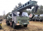Żuraw R-101 na pojeździe marki JELCZ-325 