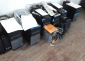 Sprzęt elektroniczny - pakiet zawierający 367 poz. asort. (wg oddzielnego wykazu), w tym m.in.: kamery komputerowe, komputery (bez dysków twardych), monitory, zasilacze UPS, drukarki itp. 