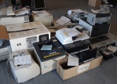 Sprzęt elektroniczny - pakiet zawierający 367 poz. asort. (wg oddzielnego wykazu), w tym m.in.: kamery komputerowe, komputery (bez dysków twardych), monitory, zasilacze UPS, drukarki itp. 