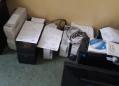 Sprzęt elektroniczny - pakiet zawierający 367 poz. asort. (wg oddzielnego wykazu), w tym m.in.: kamery komputerowe, komputery (bez dysków twardych), monitory, zasilacze UPS, drukarki itp. 