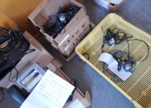 Sprzęt elektroniczny - pakiet zawierający 367 poz. asort. (wg oddzielnego wykazu), w tym m.in.: kamery komputerowe, komputery (bez dysków twardych), monitory, zasilacze UPS, drukarki itp. 